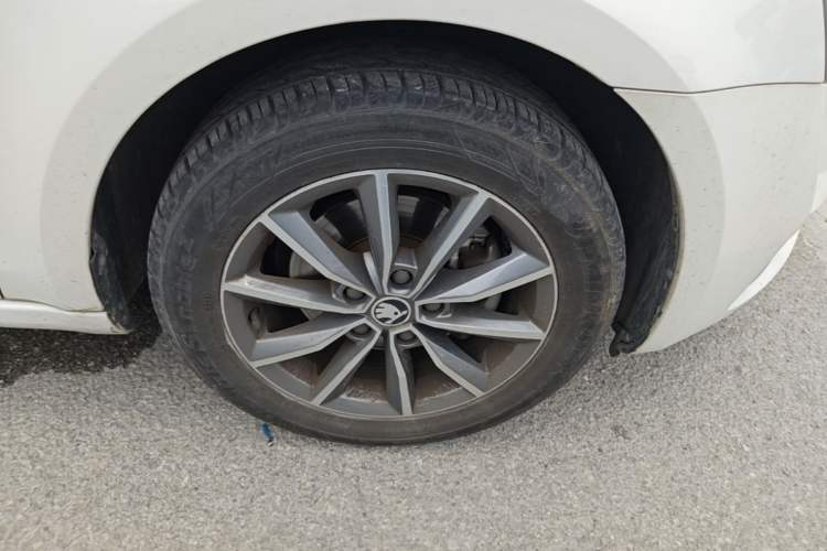 Used Skoda Octavia 2017 1.6L Automatic Chuanxing Edition Right Front Wheel Hub