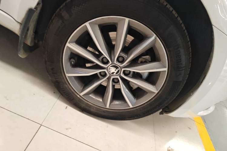 Used Skoda Octavia 2017 1.6L Automatic Front-Wheel Drive Model Right Front Wheel Hub