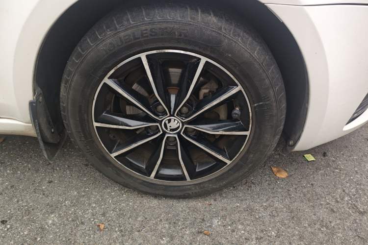 Used Skoda Octavia 2017 1.6L Automatic Smart Drive Edition Right Front Wheel Hub