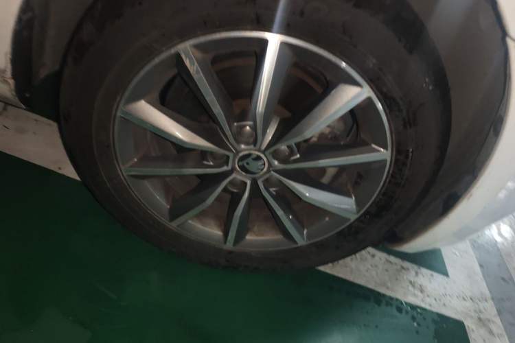Used Skoda Octavia 2017 1.6L Automatic Chuanxing Edition Right Front Wheel Hub