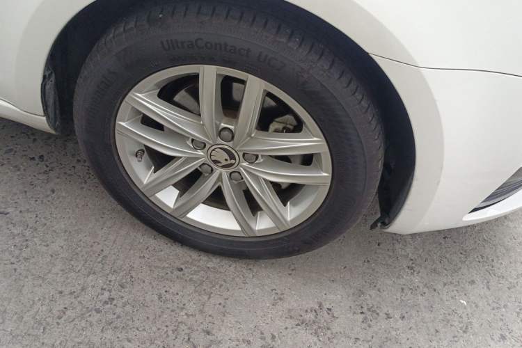 Used Skoda Octavia 2017 1.6L Automatic Smart Drive Edition Right Front Wheel Hub