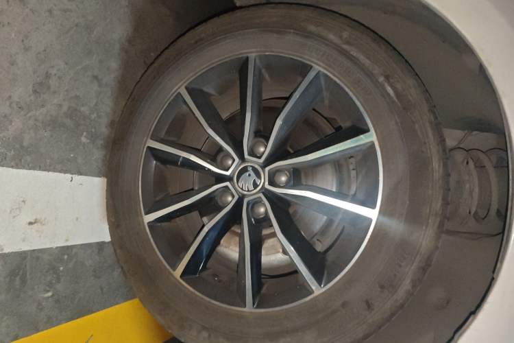 Used Skoda Octavia 2017 1.6L Automatic Smart Drive Edition Right Front Wheel Hub