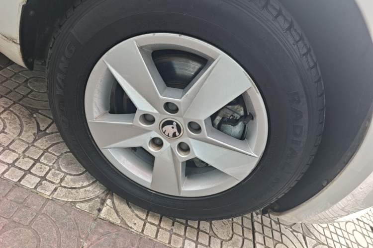 Used Skoda Octavia 2017 Classic Model 1.6L Manual Standard Edition Right Front Wheel Hub