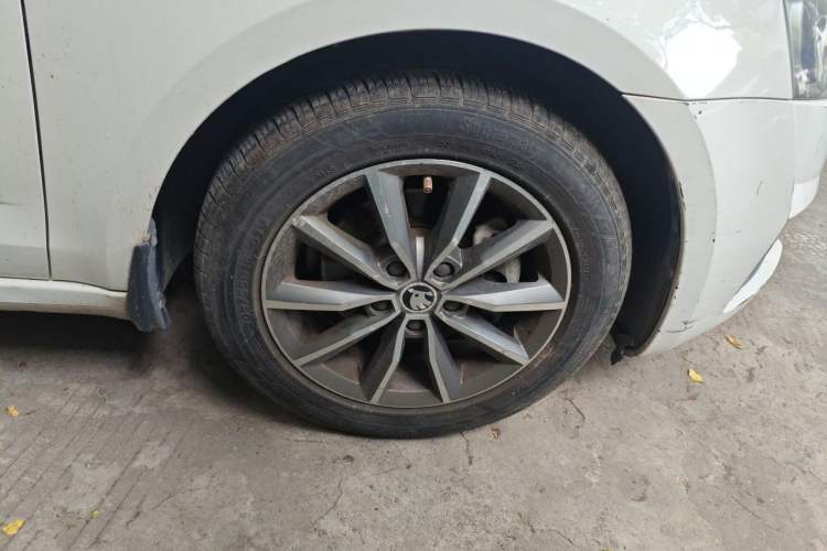 Used Skoda Octavia 2017 1.6L Manual Trend Edition Right Front Wheel Hub
