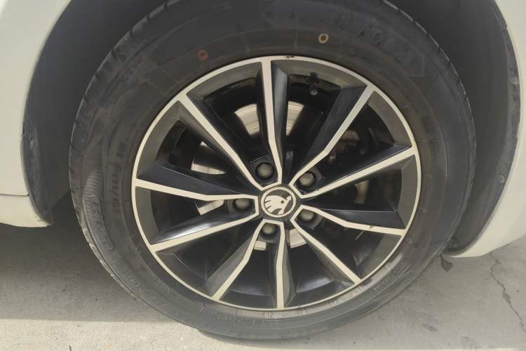 Used Skoda Octavia 2017 1.6L Manual Smart Drive Edition Right Front Wheel Hub