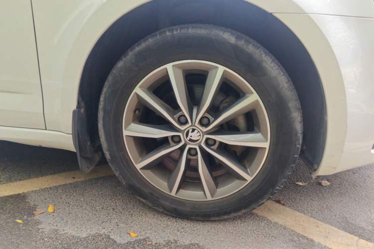 Used Skoda Octavia 2017 1.6L Manual Trend Edition Right Front Wheel Hub