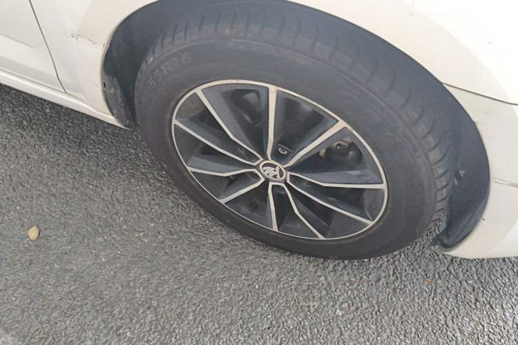 Used Skoda Octavia 2017 1.6L Automatic Smart Drive Edition Right Front Wheel Hub