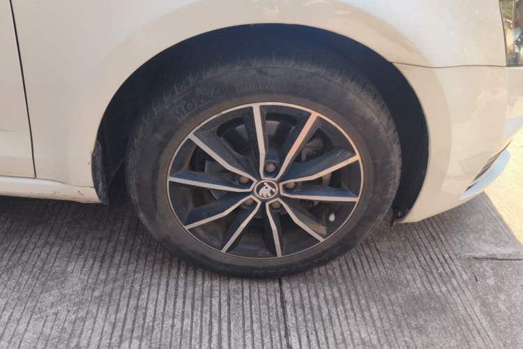 Used Skoda Octavia 2017 1.6L Manual Smart Drive Edition Right Front Wheel Hub