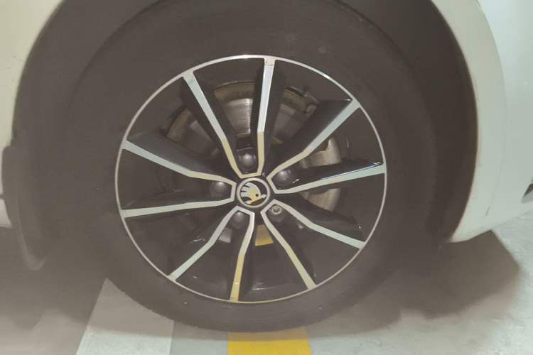 Used Skoda Octavia 2017 1.6L Automatic Chuanxing Edition Right Front Wheel Hub