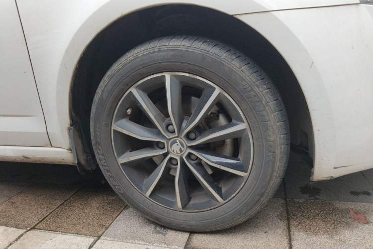 Used Skoda Octavia 2017 TSI280 DSG Smart Drive Edition Right Front Wheel Hub