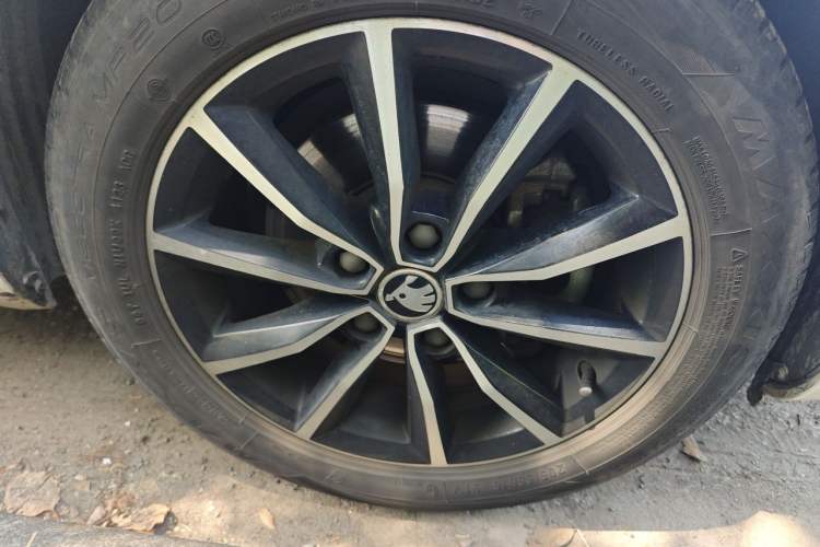 Used Skoda Octavia 2017 1.6L Automatic Smart Drive Edition Right Front Wheel Hub