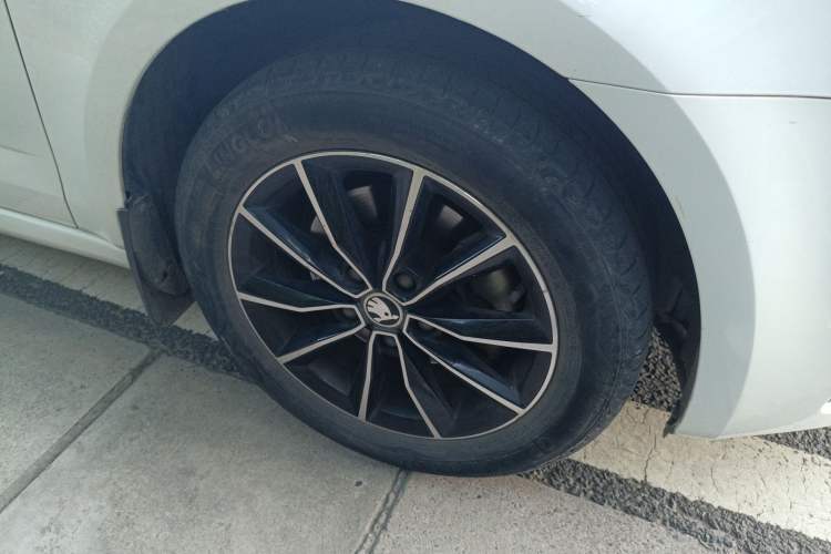 Used Skoda Octavia 2017 1.6L Automatic Smart Drive Edition Right Front Wheel Hub