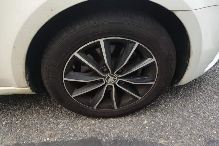 Used Skoda Octavia 2017 1.6L Manual Smart Drive Edition Right Front Wheel Hub