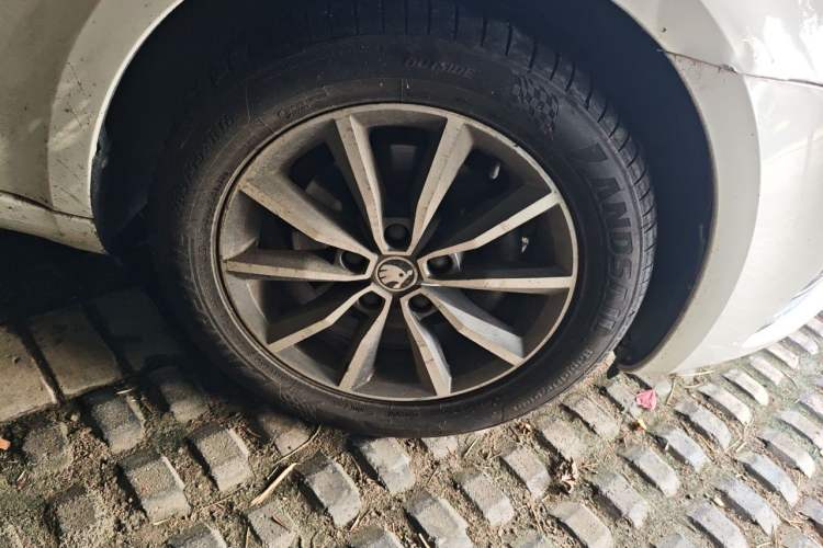 Used Skoda Octavia 2017 Classic Model 1.6L Manual Comfort Edition Right Front Wheel Hub