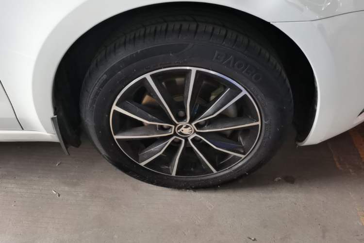 Used Skoda Octavia 2017 1.6L Automatic Smart Drive Edition Right Front Wheel Hub