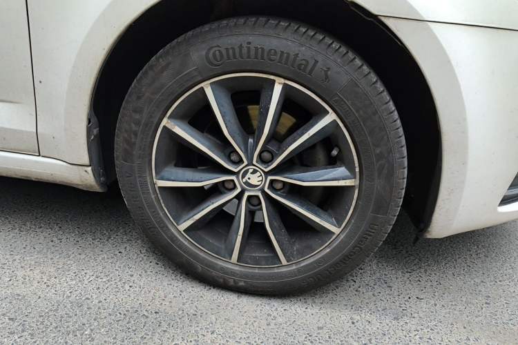 Used Skoda Octavia 2017 TSI280 DSG Smart Drive Edition Right Front Wheel Hub