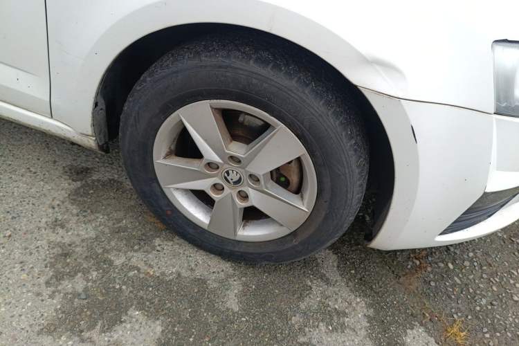 Used Skoda Octavia 2017 Classic Model 1.6L Manual Standard Edition Right Front Wheel Hub