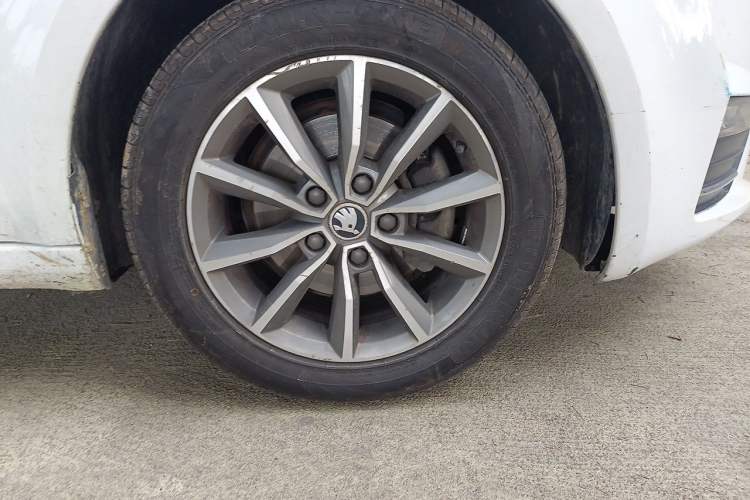 Used Skoda Octavia 2017 1.6L Automatic Chuanxing Edition Right Front Wheel Hub