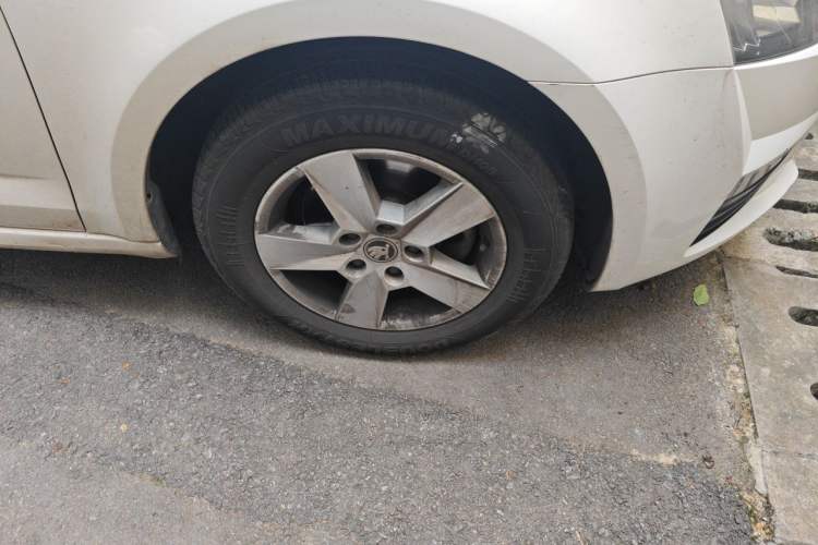 Used Skoda Octavia 2017 Classic Model 1.6L Automatic Standard Edition Right Front Wheel Hub