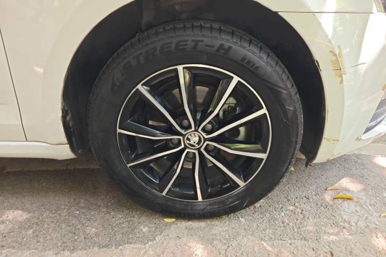 Used Skoda Octavia 2017 1.6L Automatic Smart Drive Edition Right Front Wheel Hub