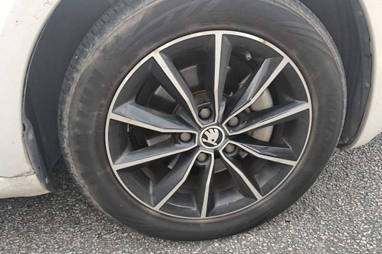 Used Skoda Octavia 2017 TSI280 DSG Smart Drive Edition Right Front Wheel Hub