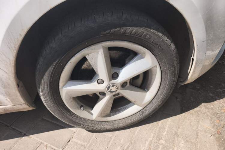 Used Skoda Octavia 2017 1.6L Automatic Front-Wheel Drive Model Right Front Wheel Hub