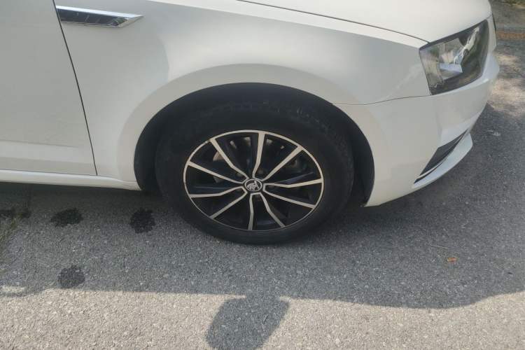Used Skoda Octavia 2017 TSI280 DSG Smart Drive Edition Right Front Wheel Hub