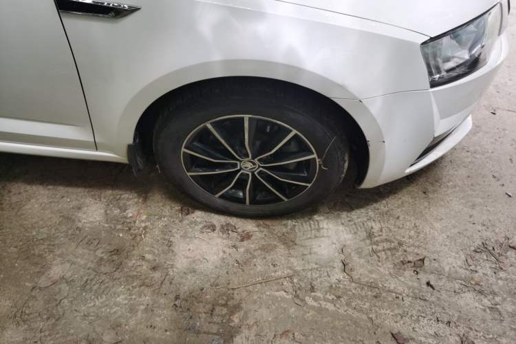 Used Skoda Octavia 2017 Classic Model 1.6L Manual Comfort Edition Right Front Wheel Hub