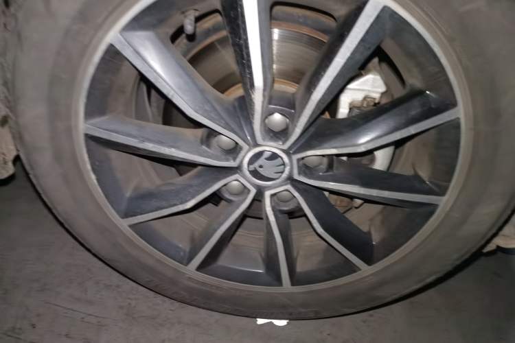Used Skoda Octavia 2017 1.6L Automatic Smart Drive Edition Right Front Wheel Hub