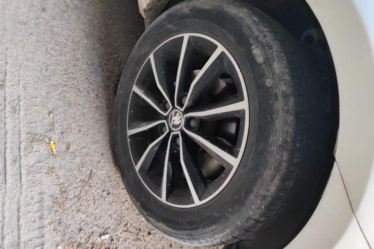 Used Skoda Octavia 2017 1.6L Automatic Smart Drive Edition Right Front Wheel Hub