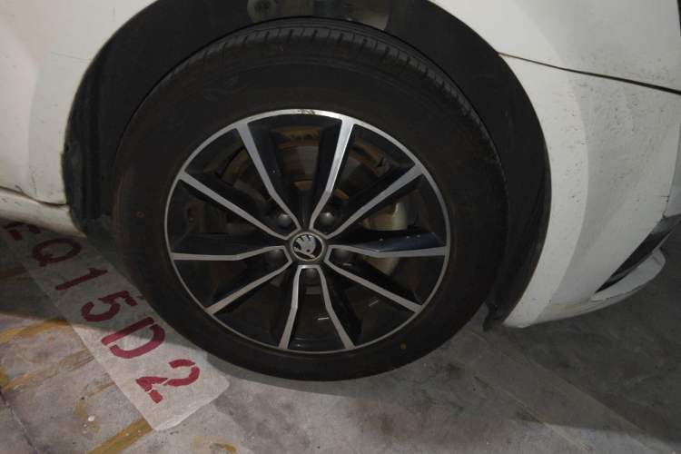 Used Skoda Octavia 2017 1.6L Automatic Smart Drive Edition Right Front Wheel Hub