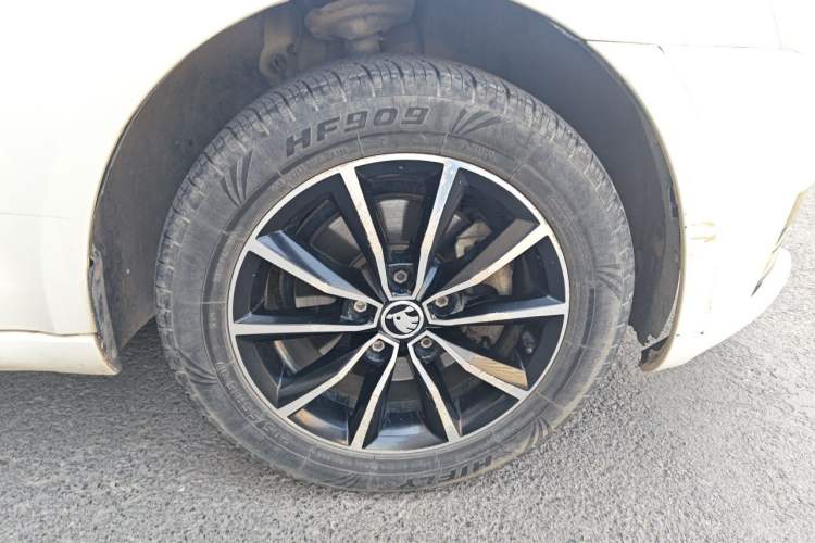 Used Skoda Octavia 2017 1.6L Automatic Smart Drive Edition Right Front Wheel Hub