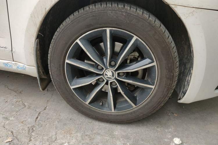 Used Skoda Octavia 2017 1.6L Automatic Smart Drive Edition Right Front Wheel Hub