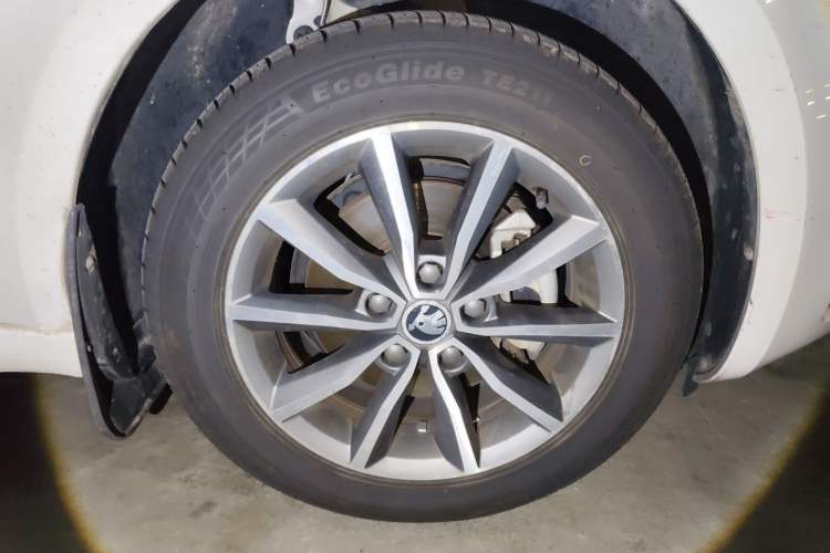 Used Skoda Octavia 2017 1.6L Automatic Chuanxing Edition Right Front Wheel Hub
