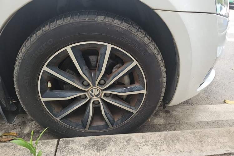 Used Skoda Octavia 2017 1.6L Automatic Smart Drive Edition Right Front Wheel Hub