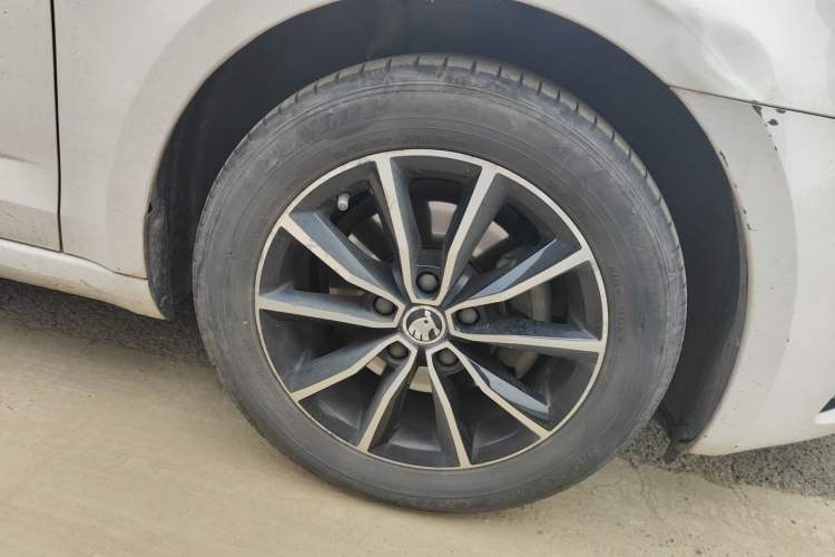 Used Skoda Octavia 2017 1.6L Manual Smart Drive Edition Right Front Wheel Hub