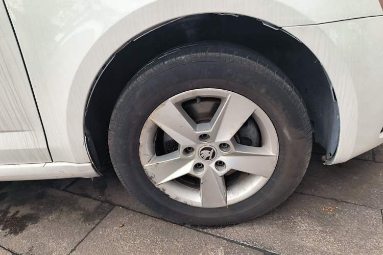 Used Skoda Octavia 2017 Classic Model 1.6L Automatic Standard Edition Right Front Wheel Hub
