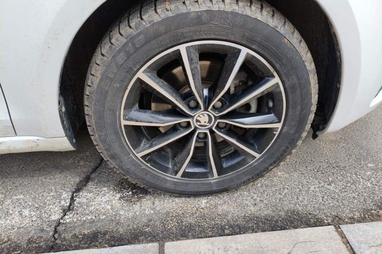 Used Skoda Octavia 2017 1.6L Manual Smart Drive Edition Right Front Wheel Hub