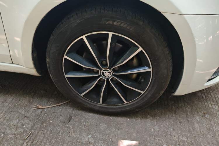 Used Skoda Octavia 2017 1.6L Manual Smart Drive Edition Right Front Wheel Hub