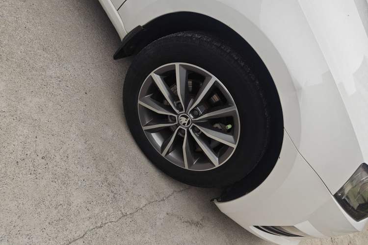 Used Skoda Octavia 2017 Classic Model 1.6L Manual Comfort Edition Right Front Wheel Hub