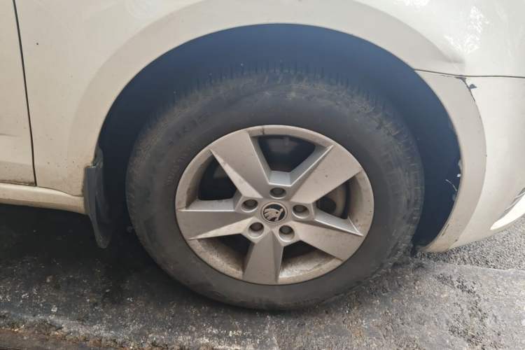 Used Skoda Octavia 2017 Classic Model 1.6L Automatic Standard Edition Right Front Wheel Hub