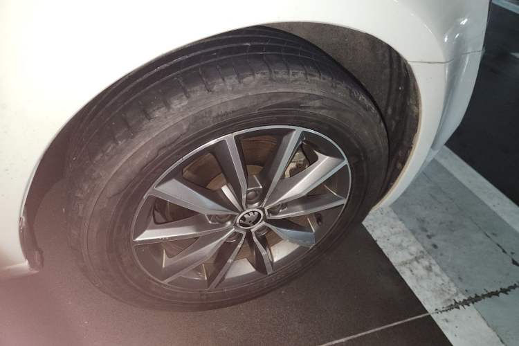 Used Skoda Octavia 2017 Classic Model 1.6L Automatic Comfort Edition Right Front Wheel Hub