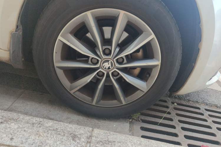 Used Skoda Octavia 2017 1.6L Automatic Chuanxing Edition Right Front Wheel Hub