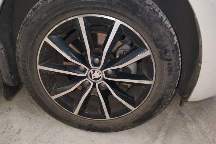Used Skoda Octavia 2017 1.6L Automatic Smart Drive Edition Right Front Wheel Hub