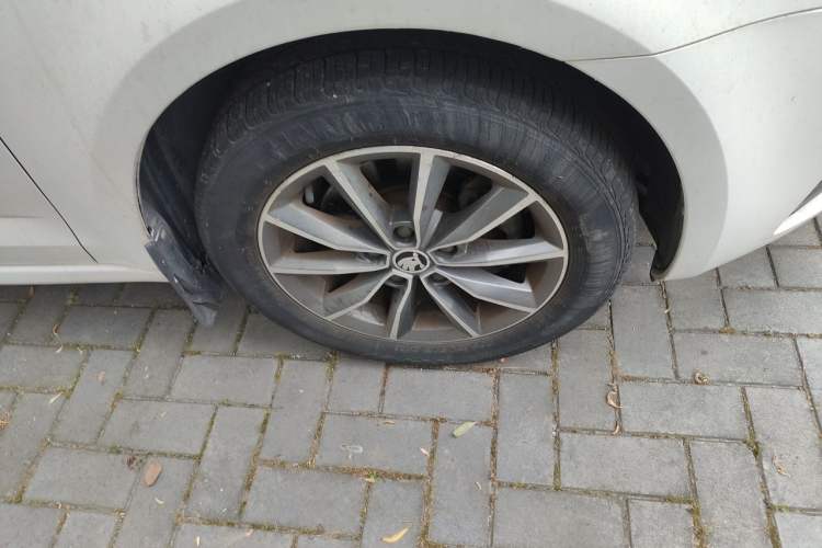 Used Skoda Octavia 2017 1.6L Automatic Chuanxing Edition Right Front Wheel Hub