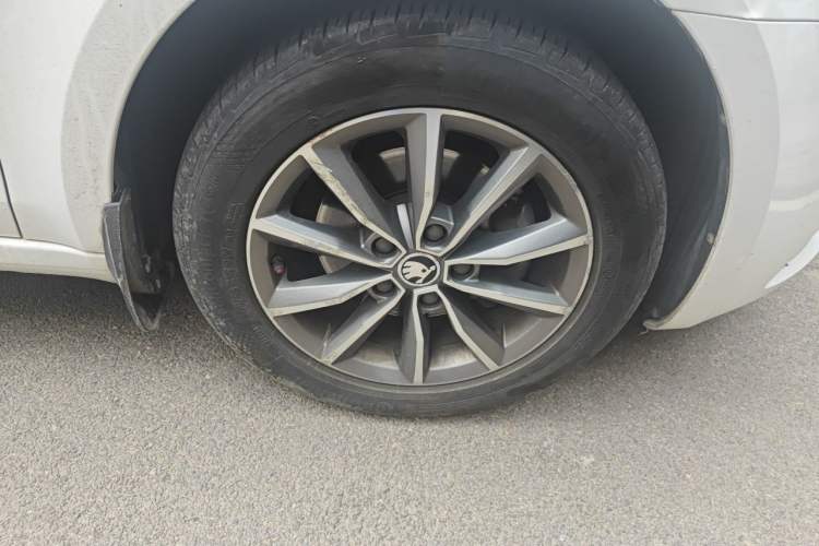 Used Skoda Octavia 2017 1.6L Automatic Chuanxing Edition Right Front Wheel Hub