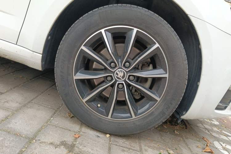 Used Skoda Octavia 2017 1.6L Automatic Smart Drive Edition Right Front Wheel Hub