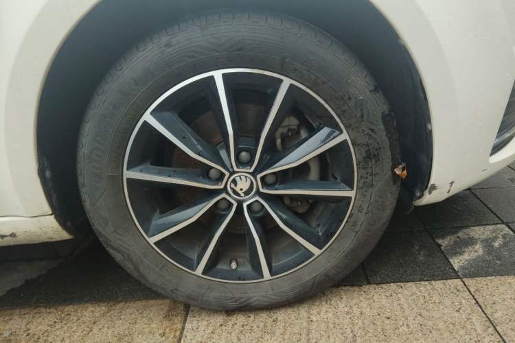 Used Skoda Octavia 2017 1.6L Automatic Smart Drive Edition Right Front Wheel Hub