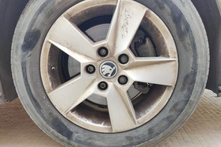 Used Skoda Octavia 2017 Classic Model 1.6L Manual Standard Edition Right Front Wheel Hub