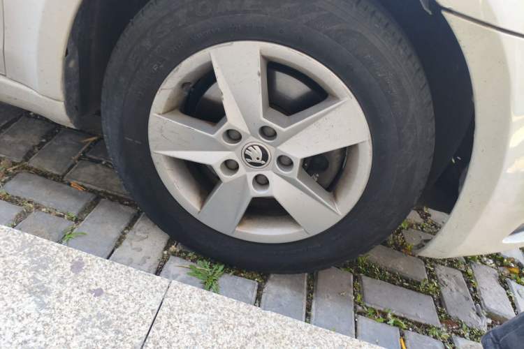 Used Skoda Octavia 2017 Classic Model 1.6L Automatic Standard Edition Right Front Wheel Hub